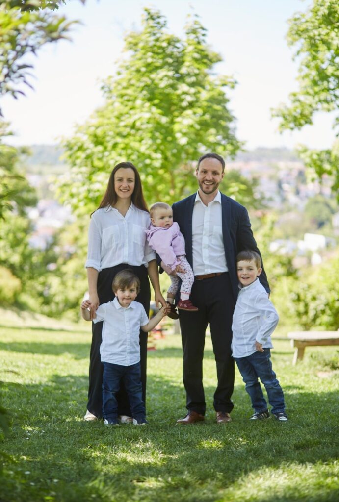Stefan Aßmus mit Ehefrau und drei Kindern im Park in Mühlacker, Mai 2025
