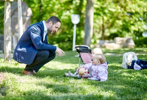 Stefan Aßmus mit kleinem Kind auf der Wiese im Park in Mühlacker, Mai 2025