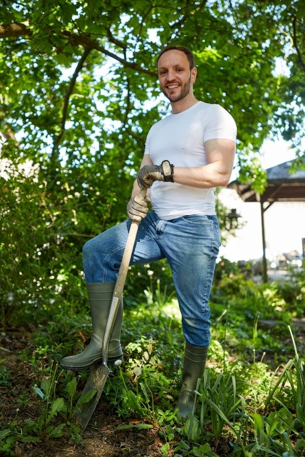 Stefan Aßmus bei der Gartenarbeit mit Spaten in Mühlacker, Mai 2025