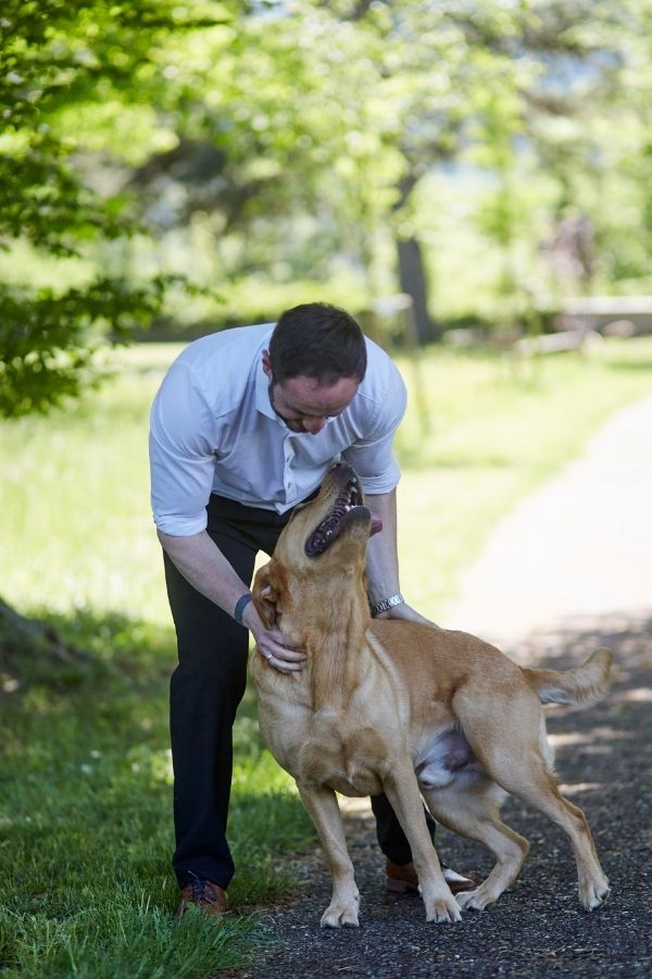 Stefan Aßmus mit Hund bei einem Spaziergang im Grünen in Mühlacker, Mai 2025