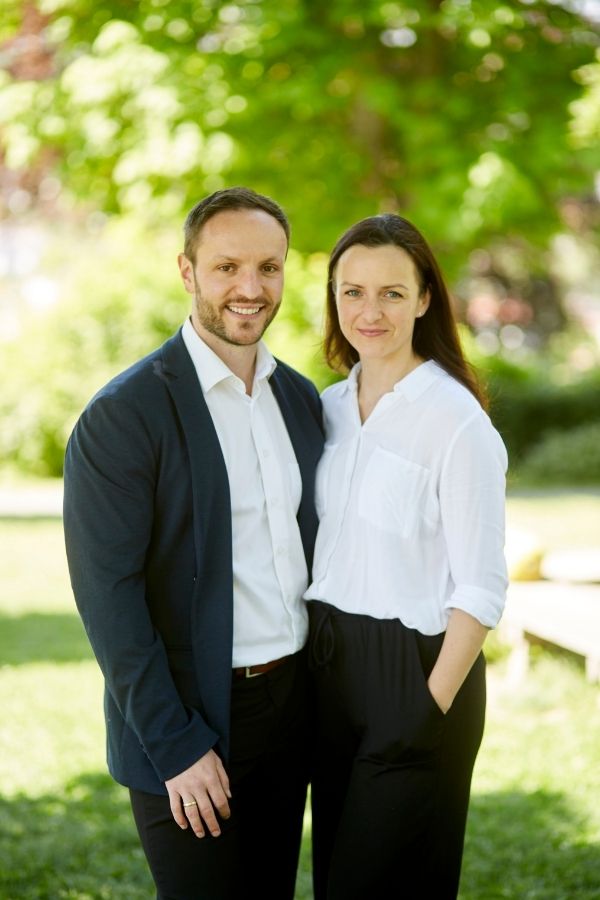 Stefan Aßmus mit Ehefrau bei einem gemeinsamen Porträt im Grünen, Mühlacker Mai 2025