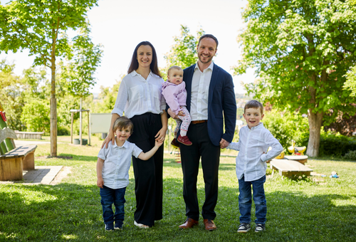Stefan Aßmus mit Ehefrau und drei Kindern im Park in Mühlacker, Mai 2025