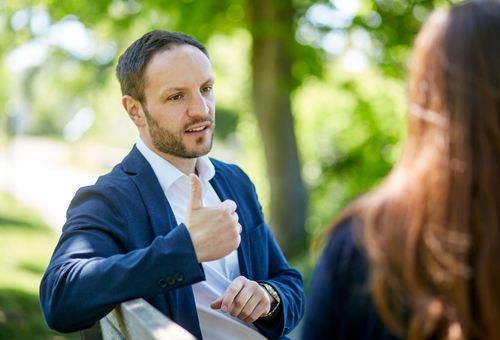 Stefan Aßmus spricht im Grünen mit Bürgerinnen in Mühlacker