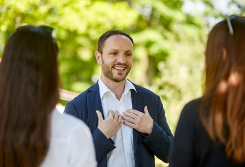 Stefan Aßmus im Gespräch mit Bürgerinnen bei einer Veranstaltung in Mühlacker, Mai 2025