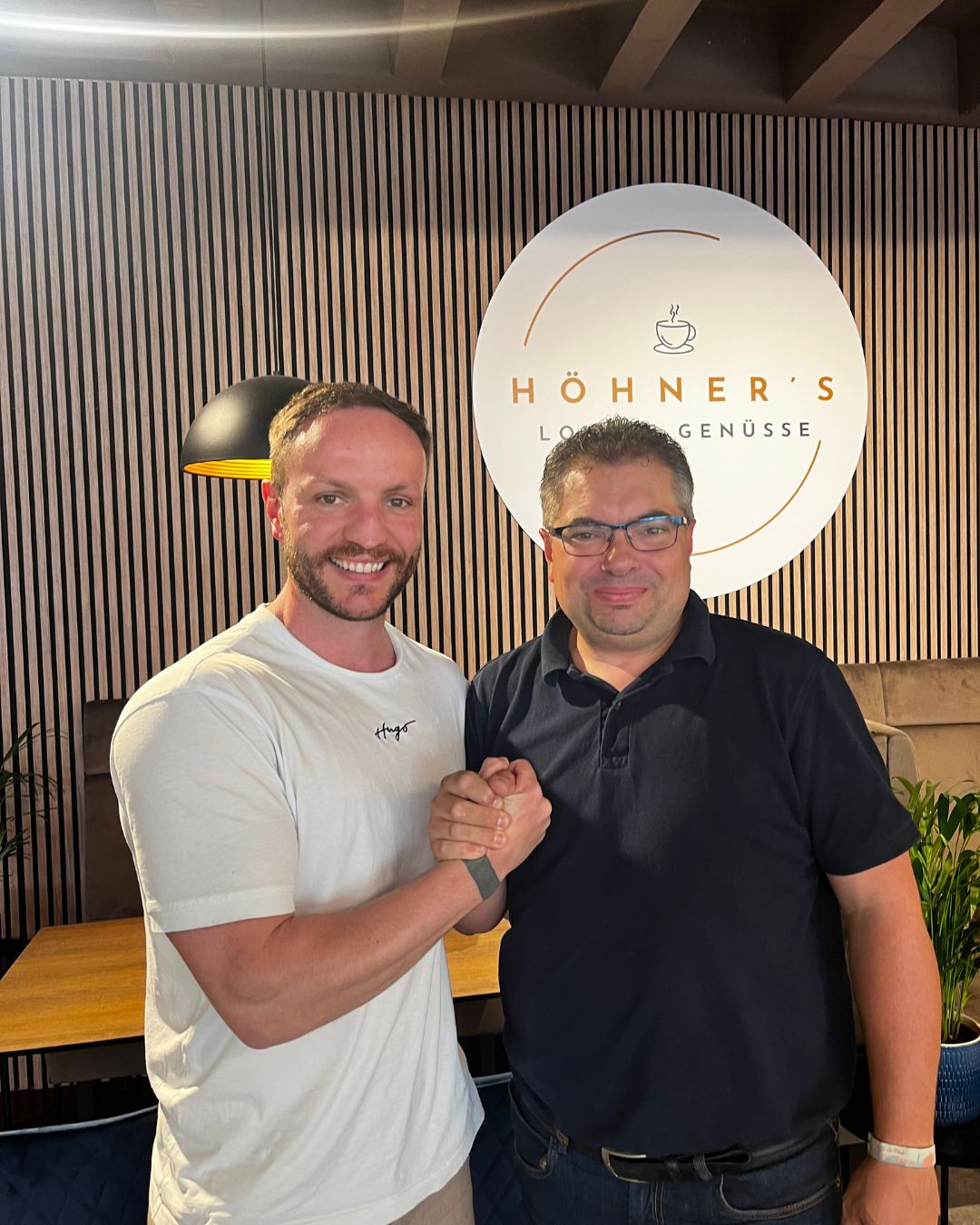 Stefan Aßmus im Gespräch mit Betreiber von Höhner’s Lokale Genüsse, Mühlacker