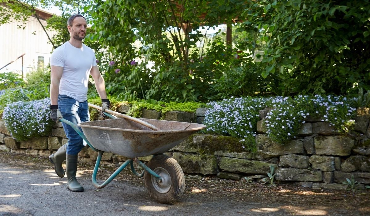 Stefan Aßmus bei Gartenarbeit mit Schubkarre in Mühlacker, Juni 2025